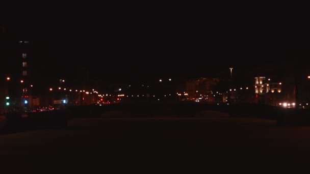 Nattvy över St Petersburg över Fontanka River med suddiga lampor som rör sig på bryggan — Stockvideo