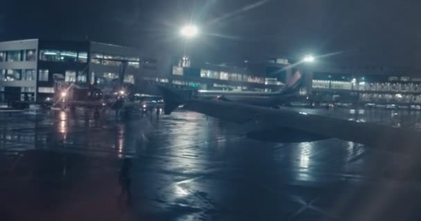 Uitzicht vanaf vliegtuig venster op Airfield met vliegtuigen en Terminal — Stockvideo