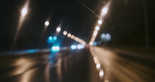Nesoustředěný noční dálnice s řadami pouličních lamp po obou stranách a pracovním stístěním — Stock video
