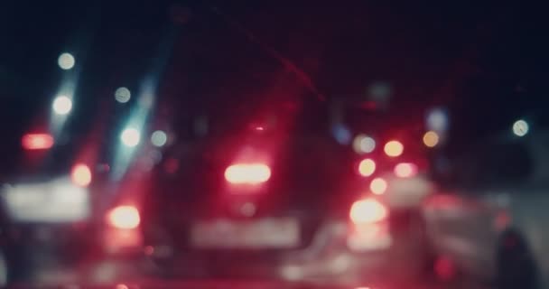 Espalda desenfocada de coches en atasco de tráfico — Vídeos de Stock