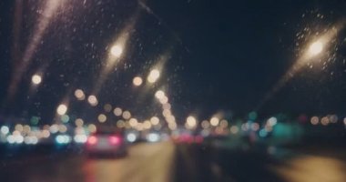 Otoban, güzel bir gecede. Yağmur fırtınasında gece yolunun bulanık çekimi