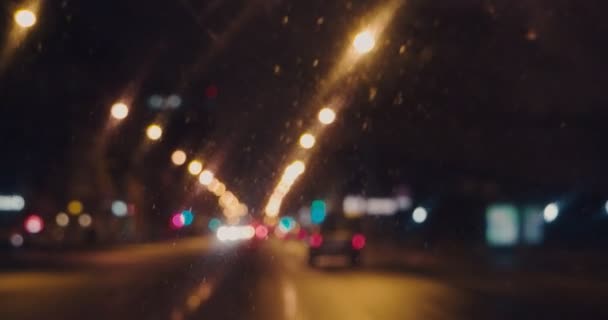Niewyraźne autostrady patrząc od wewnątrz samochodu przez brudne okno — Wideo stockowe