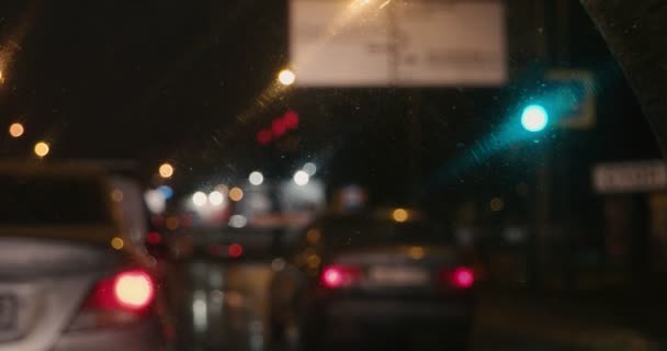 交叉路口上模糊不清的汽车等待绿灯 — 图库视频影像