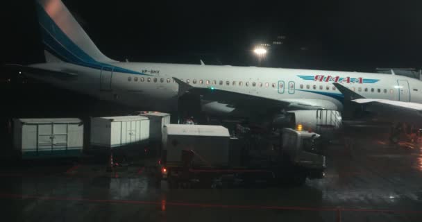 Moskva Ryssland, 03 mars 2019: mark besättning förbereder trafikflygplan i Domodedovo flygplats — Stockvideo