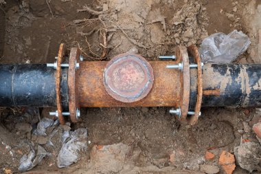 Hendekte Eski Boru Bağlantısı Açık
