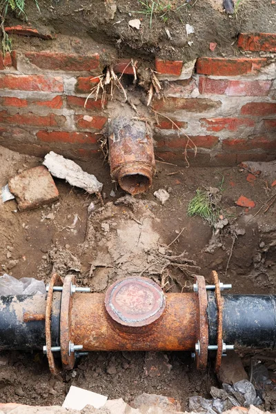 녹슨 파이프의 오래된 파괴 된 연결 — 스톡 사진