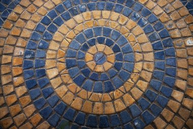 Yuvarlak Güzel Kaldırım Taşı Sarı ve Gri Süs Taşları Zemin. Parkta Modern Yuvarlak Dekoratif Alan