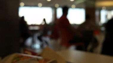 Alışveriş merkezinin iç alanı, çok bulanık insanların hızlı beslenip yürümesi ile. Zaman atlamalı çekim