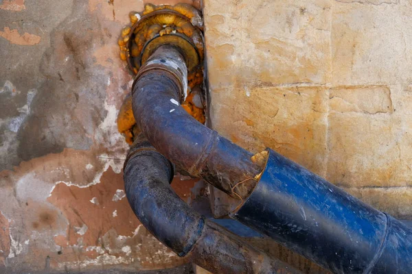 Dos viejos tubos de hierro conectados a la pared — Foto de Stock