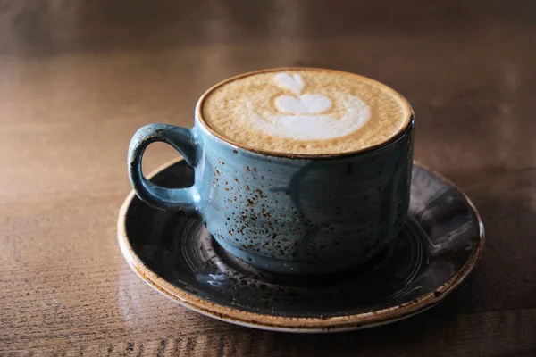 Crocery stile Giappone Tazza di caffè con perfetta arte del latte sulla schiuma vista laterale — Foto Stock