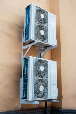 Duvarda Endüstriyel soğutma makinesinin diyagonal görünümü