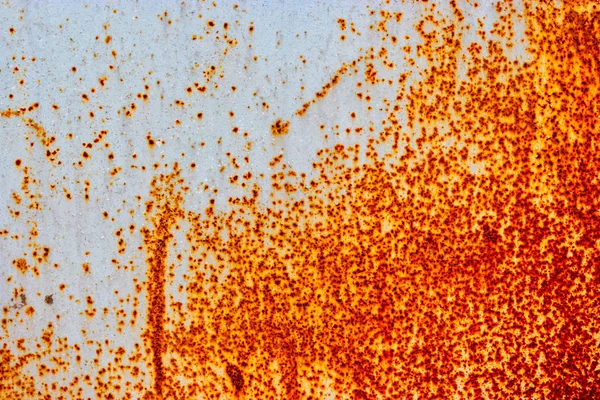 Окрашенный железный лист с большим количеством ржавчины — стоковое фото
