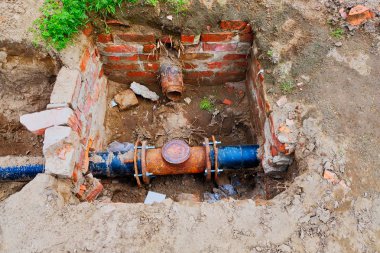 Yukarıdan siper eski paslı kanalizasyon borusu