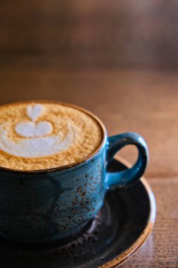 Copyspace ile masa üzerinde kapuçino fincan yarısı