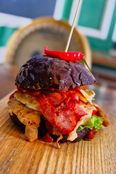 Hamburger s hotpaprikou nahoře — Stock fotografie