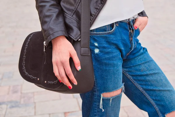 Seitenansicht des Mädchens mit schwarzer Handtasche, die auf schultergetöntem Bild hängt — Stockfoto