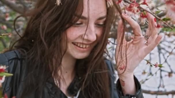 Chica feliz con pecas en su cara sopla flor de cerezo — Vídeos de Stock