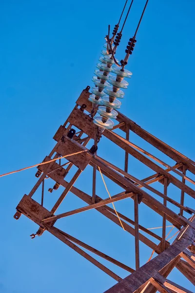 Güç kulesinde üst üste yüksek gerilim yalıtkanları — Stok fotoğraf