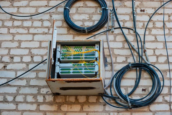 Panel de conexión de fibra óptica en la pared del edificio de apartamentos —  Fotos de Stock
