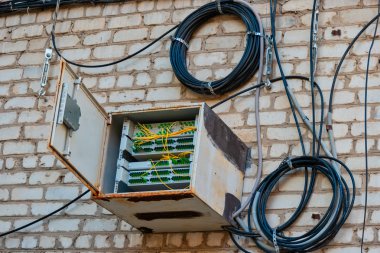 Apartman duvarına fiber optik şalter yerleştirilmiş hava geçirmez kutu.