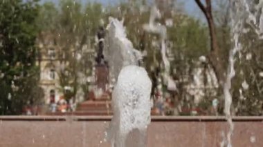 Yavaş çekimde çalışan granit kaplamalardan oluşan eski bir çeşme. Su damlaları havada yavaş hareket ediyor.