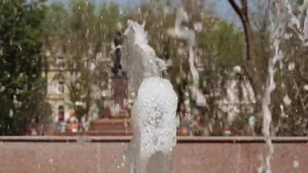 Oude fontein gemaakt van granieten slakken die in slow motion werken. Spatten water die langzaam in de lucht bewegen — Stockvideo