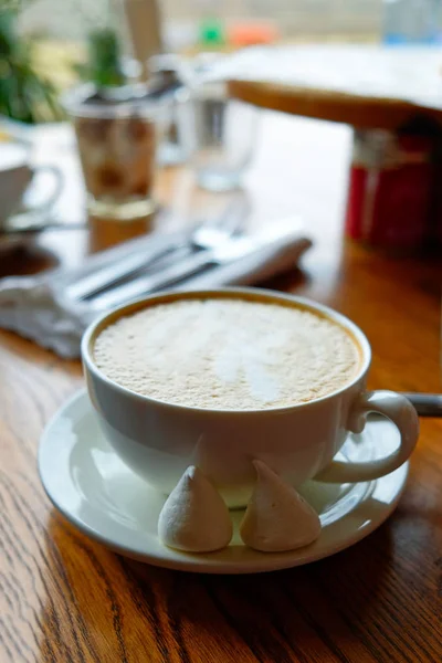 Xícara de café com parte superior espumosa na mesa — Fotografia de Stock