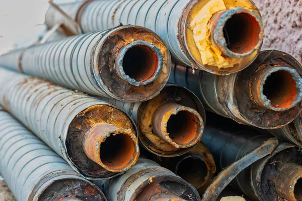 Pila de tubos de acero corroído con aislamiento desgastado fondo industrial — Foto de Stock