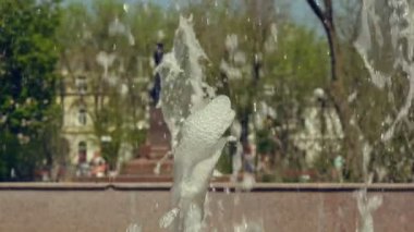 Çeşmeden yavaş çekimde su fışkırıyor..