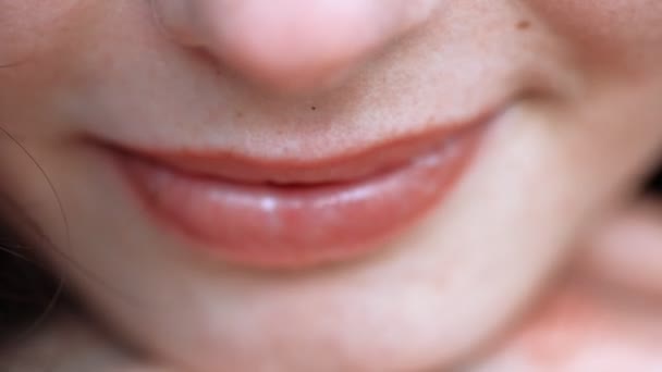Крупный план женщин коралловые губы, девушка показывает свой язык с пронзительным мелким DOF — стоковое видео