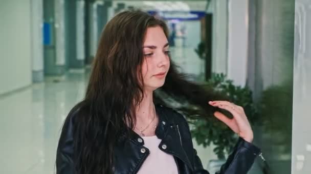 Young attractive woman makes business call in jthe office building corridor — Stock Video