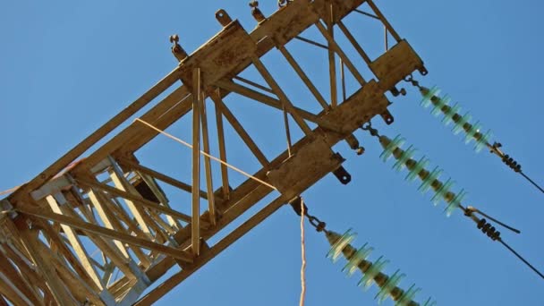 View at power-tower with glass insulators in front of blue sky — Stock Video