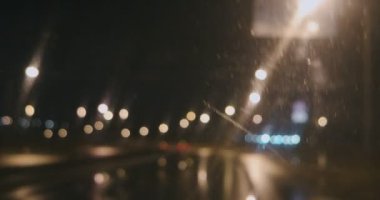 Gece ışıkları nemli otobanın odak noktasını kaybetti