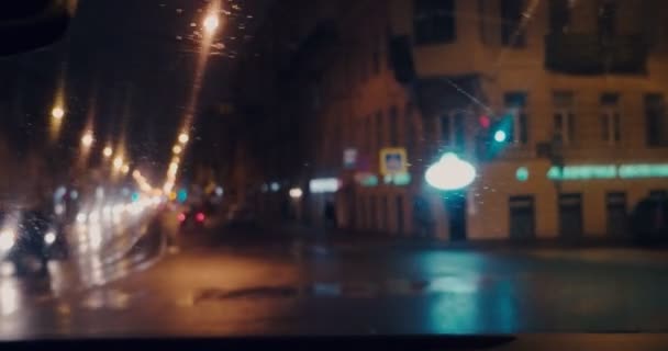 Defocused νύχτα της πόλης, το αυτοκίνητο στρίβει δεξιά — Αρχείο Βίντεο