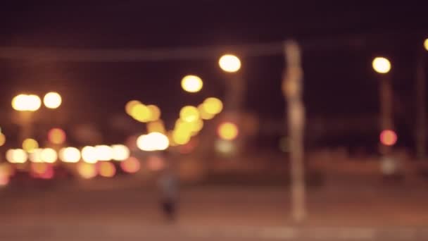Gece sokakları ışık sızıntıları ve fişeklerle dolu. — Stok video