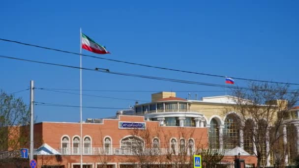 Rosja i Iran machające flagi wzniesione na oficjalnych budynkach w Astrachanie Rosja — Wideo stockowe