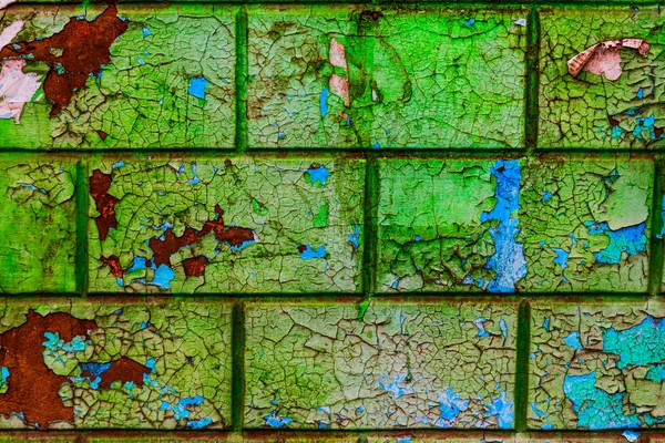 Dekoratif sıva ile kireç yeşil kırık kırık tuğla duvar — Stok fotoğraf