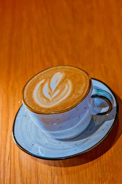 Tazza di cappuccino in ceramica servita su tavolo in legno con copyspace — Foto Stock