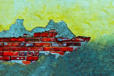 Tuğla ve kırık sıva ile yaşlı sarı sıvalı duvar. Tuğla ve kırık sıva ile eski sarı duvar