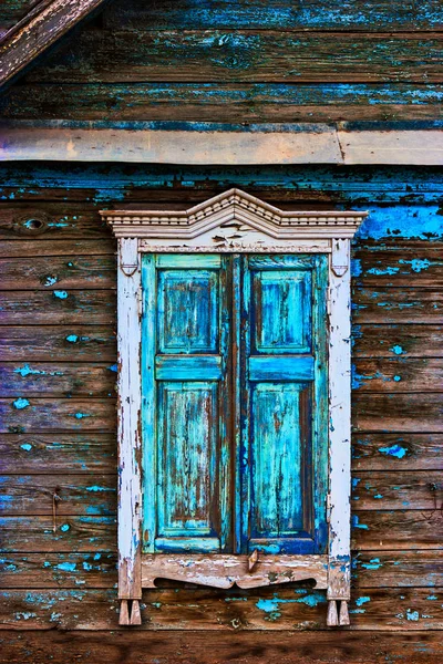 Geschnitzte russische traditionelle Fenster eines Slumhauses in astrakhan russland — Stockfoto
