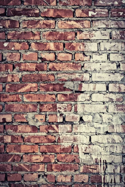 Grungy gestemde bakstenen muur helft in witte verf — Stockfoto