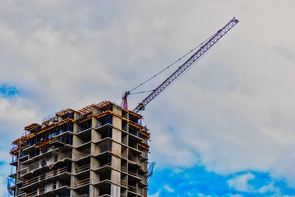 Construction site, crane and monolith building erected in front of the sky with copyspace — Stock Photo, Image