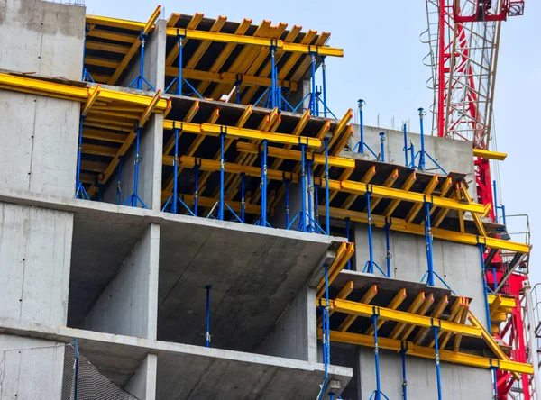 Monolith building cinstruction with multi-volume formwork installed — Stock Photo, Image