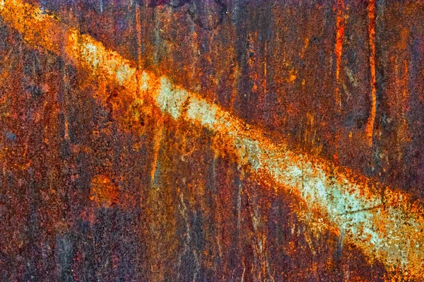 Diyagonal bölümde ışık soyma boya hattı ile paslı demir levha — Stok fotoğraf