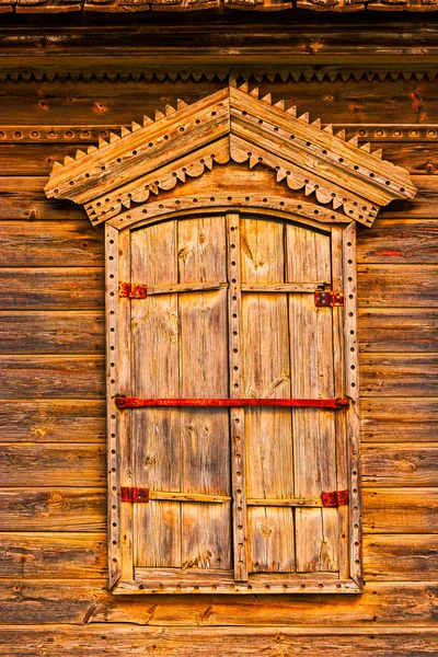 Fenêtre en bois avec éclats fermés en bois altéré — Photo