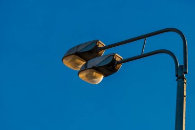 Açık gökyüzünün önünde iki katına sokak lambası closeup