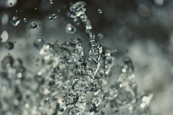 Respingo de água no fundo cinza azulado — Fotografia de Stock