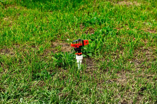 Gazon sprinkler werkt niet in de zomer — Stockfoto