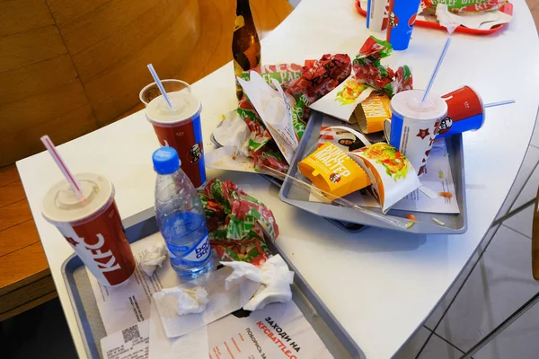 Astrachan Rusland, 24 april 2019: onrein tafel na fast food diner in het winkelcentrum Food Court — Stockfoto