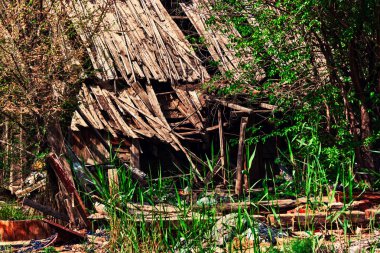Ahşaptan yapılmış eski ev yarısı yıkıldı
